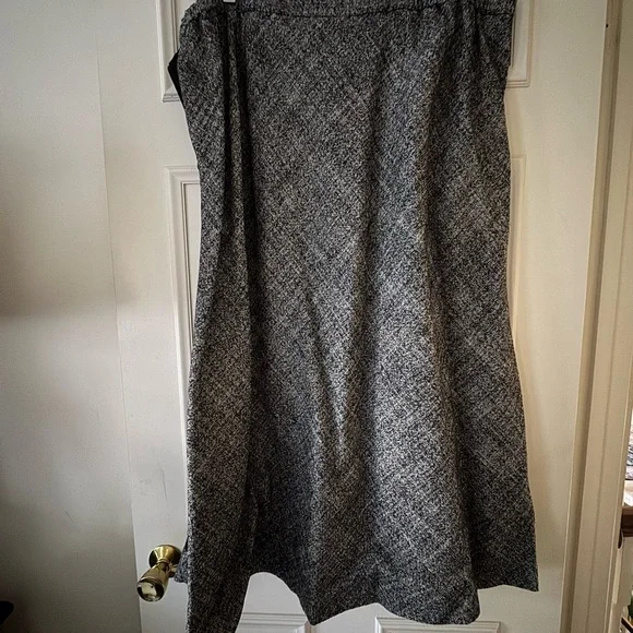 Dana Buchman Gray and Black A-Line Skirt - Picture 2 of 6